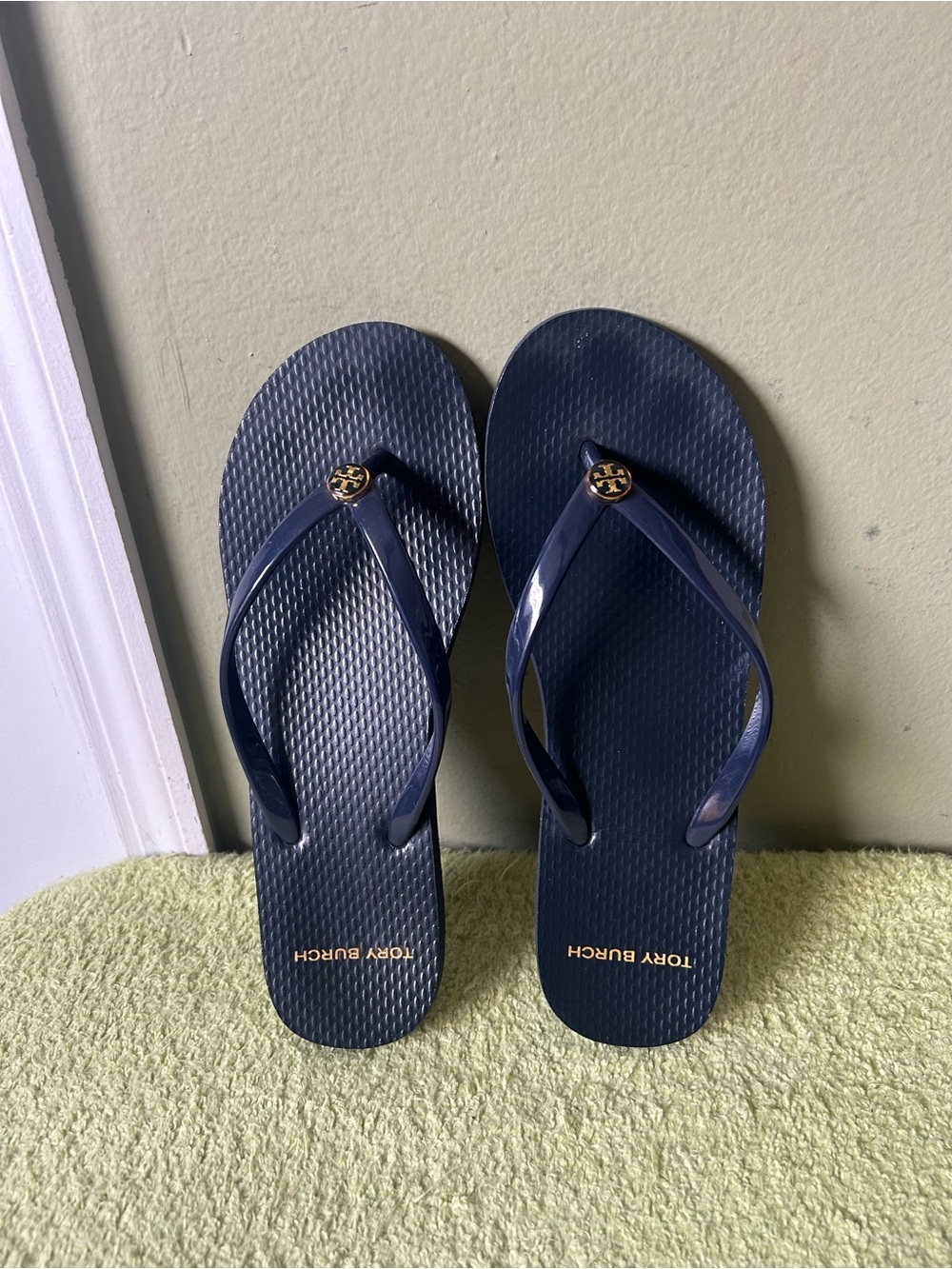 Tory Burch Navy Flip Flops Sandals with Gold Logo Medallion Sz 8